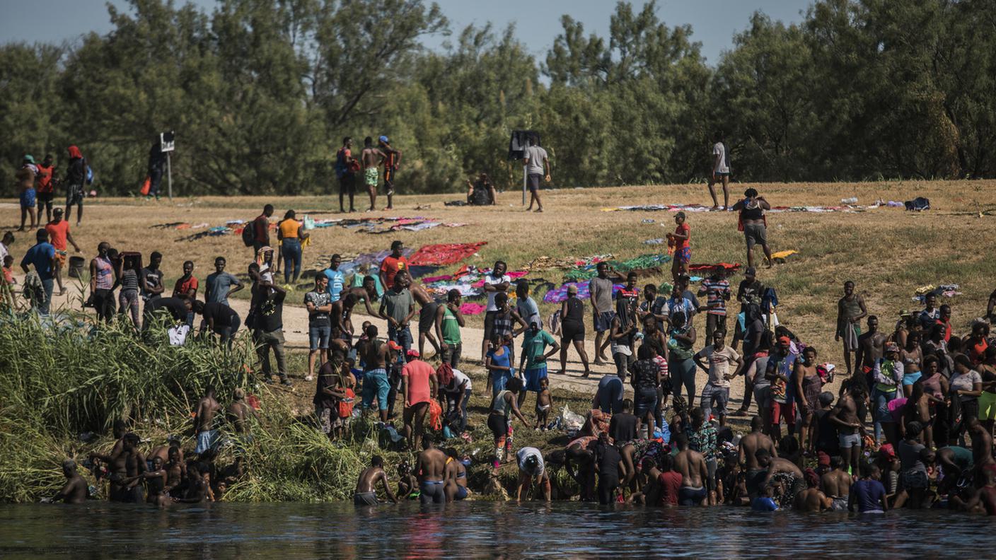 Migliaia di haitiani al confine sul Rio Grande