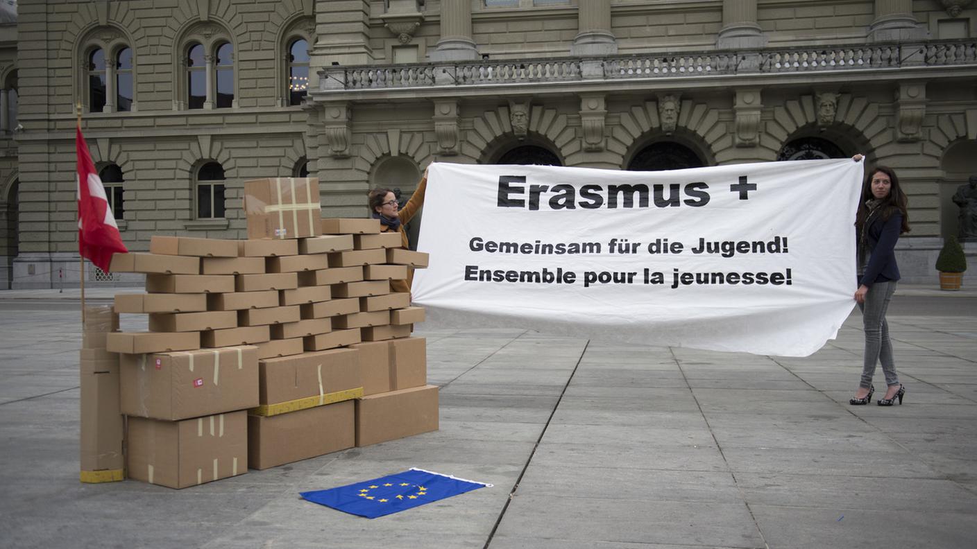 Raccolta di firme, nel 2014, per Erasmus+