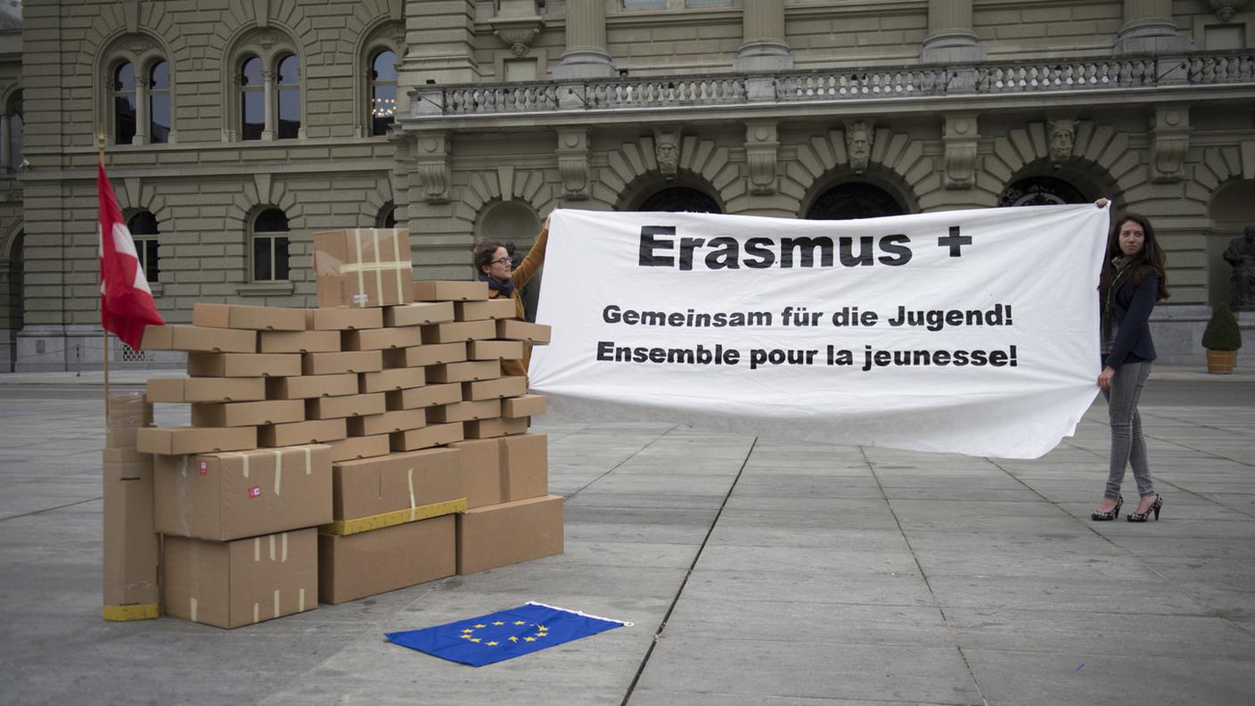 Raccolta di firme, nel 2014, per Erasmus+