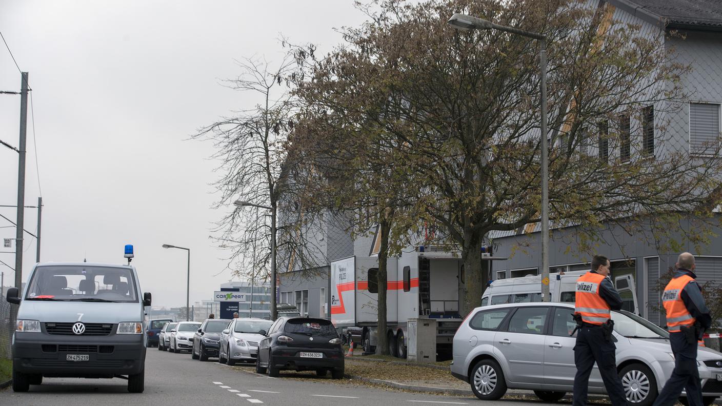 L'intervento in forze della polizia alla moschea An'Nur di Winterthur, nel 2016. Il luogo di culto era poi stato chiuso l'anno dopo alla scadenza del contratto di affitto