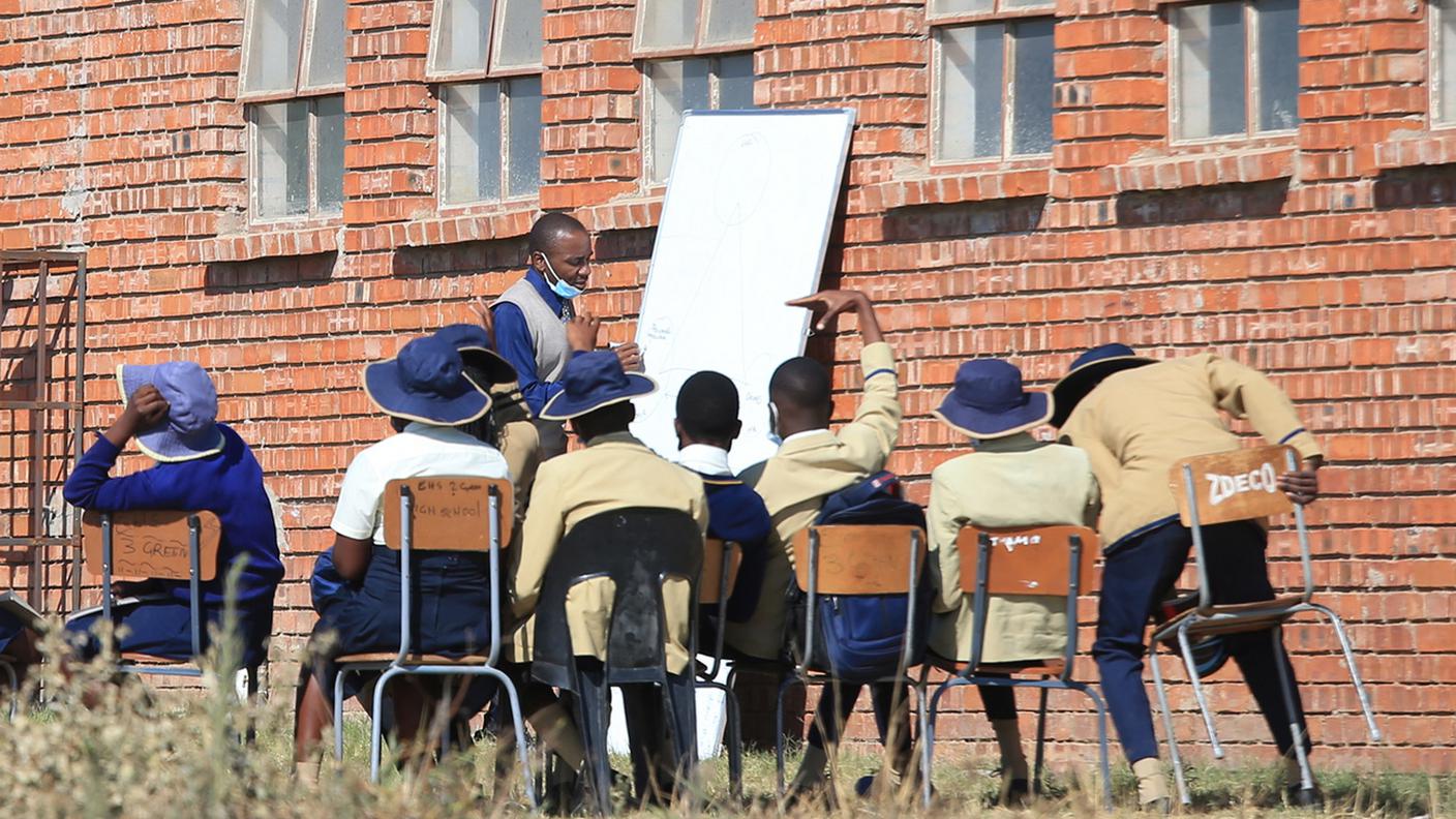 Lezioni all'aperto in Zimbabwe; solo il 4% della popolazione africana è vaccinato