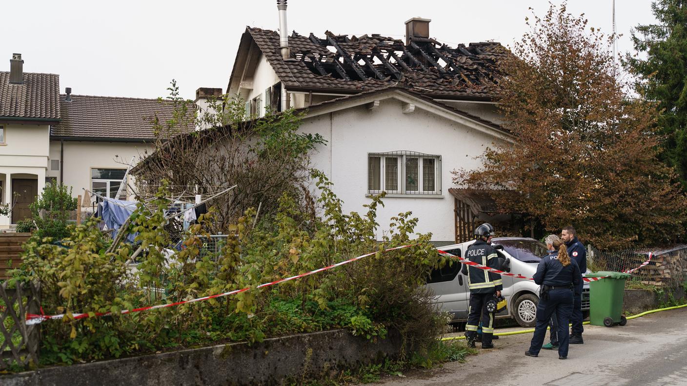 Il tetto bruciato della casa andata a fuoco