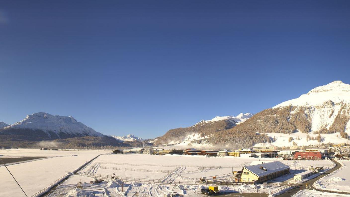 Mattinata gelida a Samedan sotto un cielo senza una nuvola in Engadina