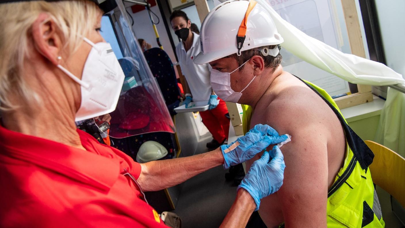 Per vaccinare il maggior numero di persone si useranno veicoli di ogni genere