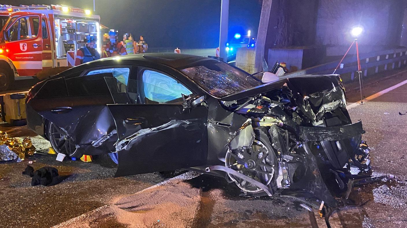 L'auto completamente distrutta