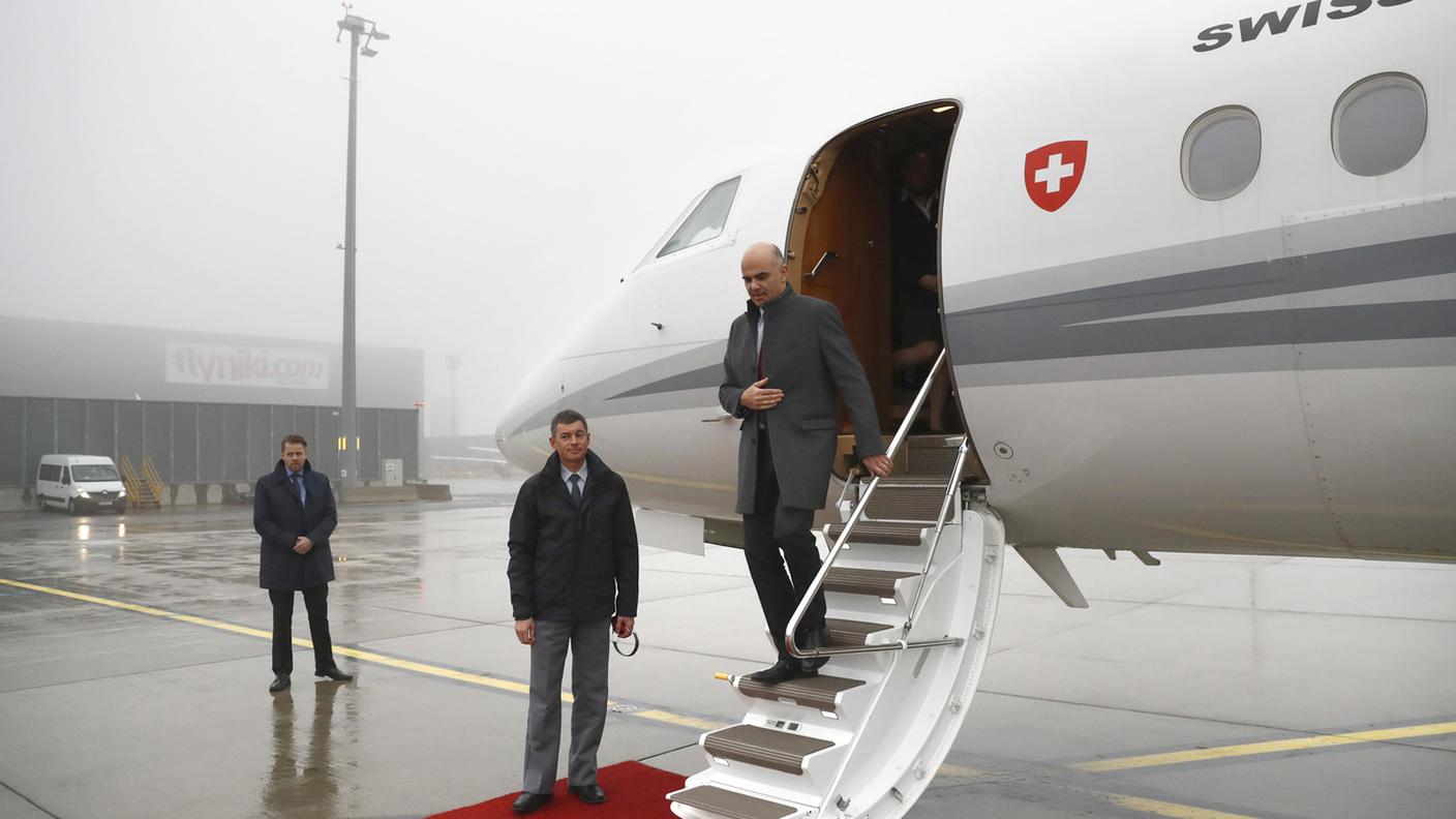 Alain Berset scende dal discusso aereo al suo arrivo in Austria per una visita di Stato nel 2018