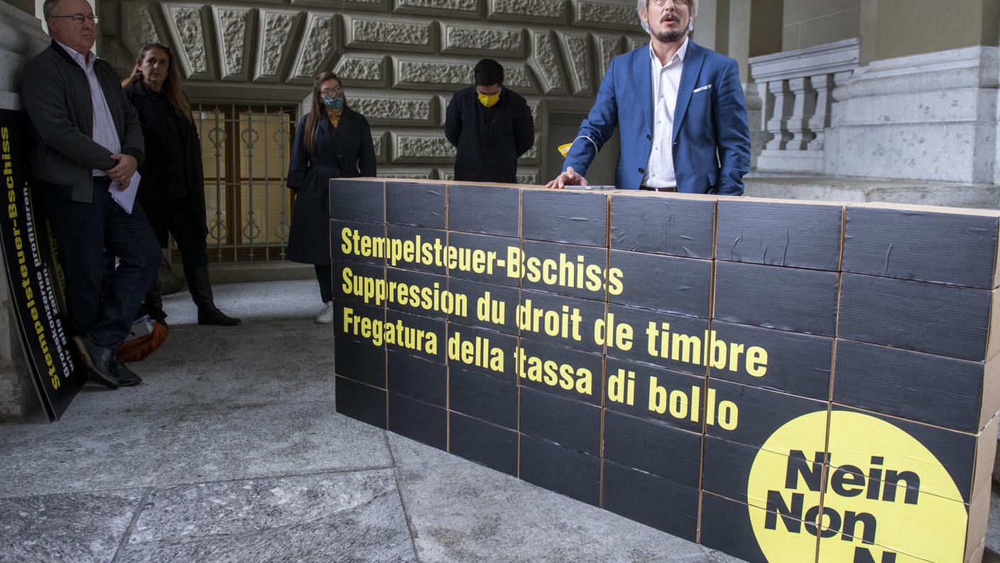 Il consigliere nazionale PS Emmanuel Amoos durante la consegna delle firme lo scorso ottobre
