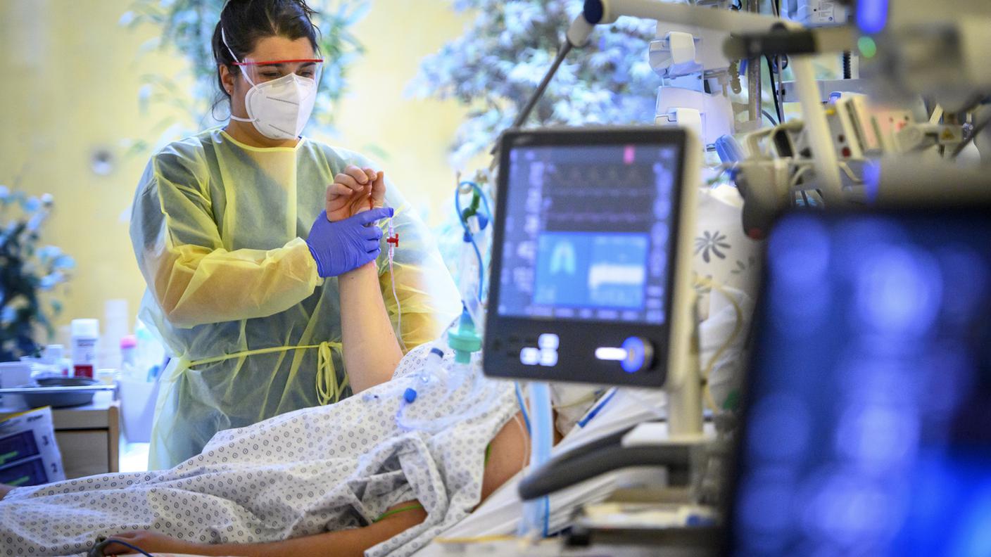 Un paziente affetto da Covid-19 in un'unità di terapia intensiva in Svizzera