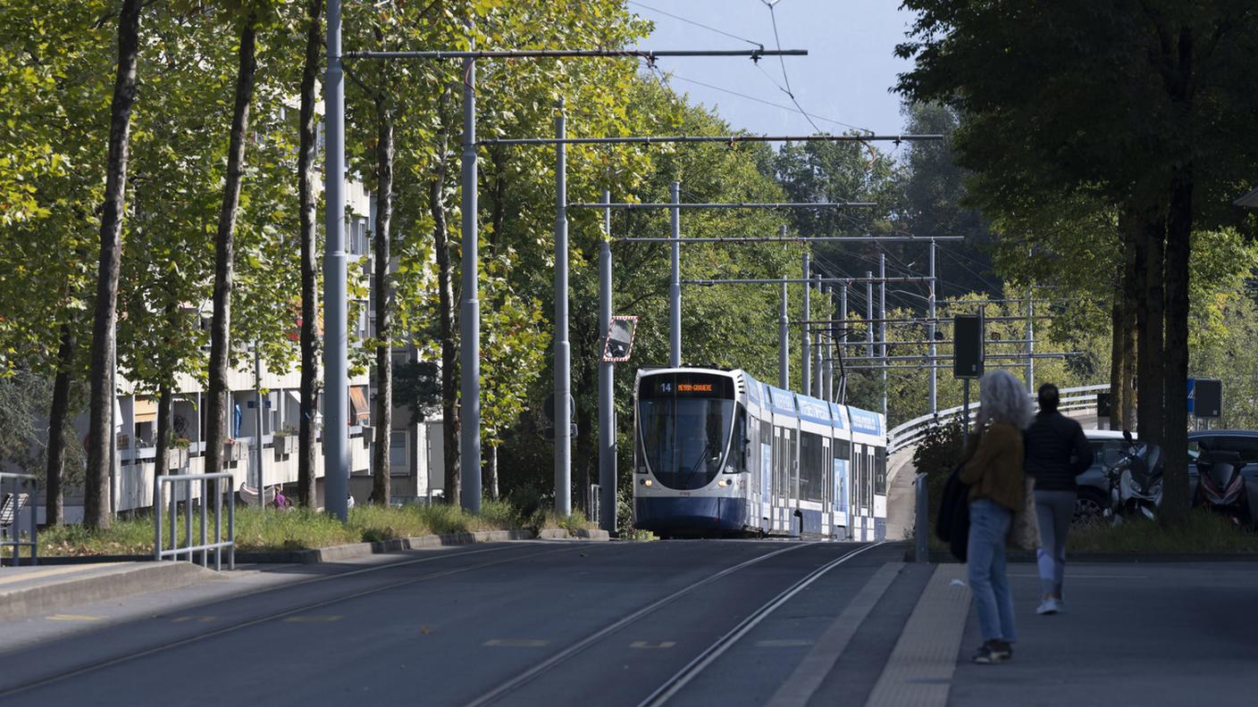 Un tram transita in Rue de Livron. A Meyrin vivono 26'000 persone di 140 Paesi diversi