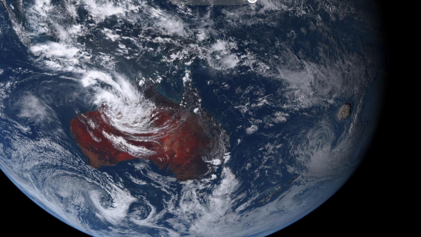 In quest'immagine satellitare, si può scorgere a destra l'intensa eruzione. Gli effetti, a livello di pressione atmosferica, si sono manifestati fino alle nostre latitudini