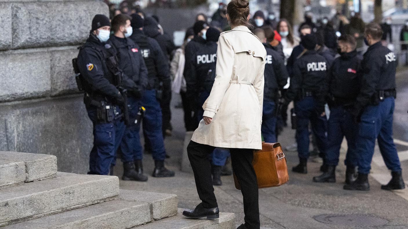 Forze dell'ordine a presidiare l'ingresso del tribunale di Berna-Mittelland