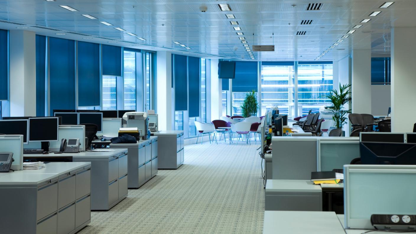 iStock_coworking_ufficio_openspace_lavoro_scrivanie.jpg