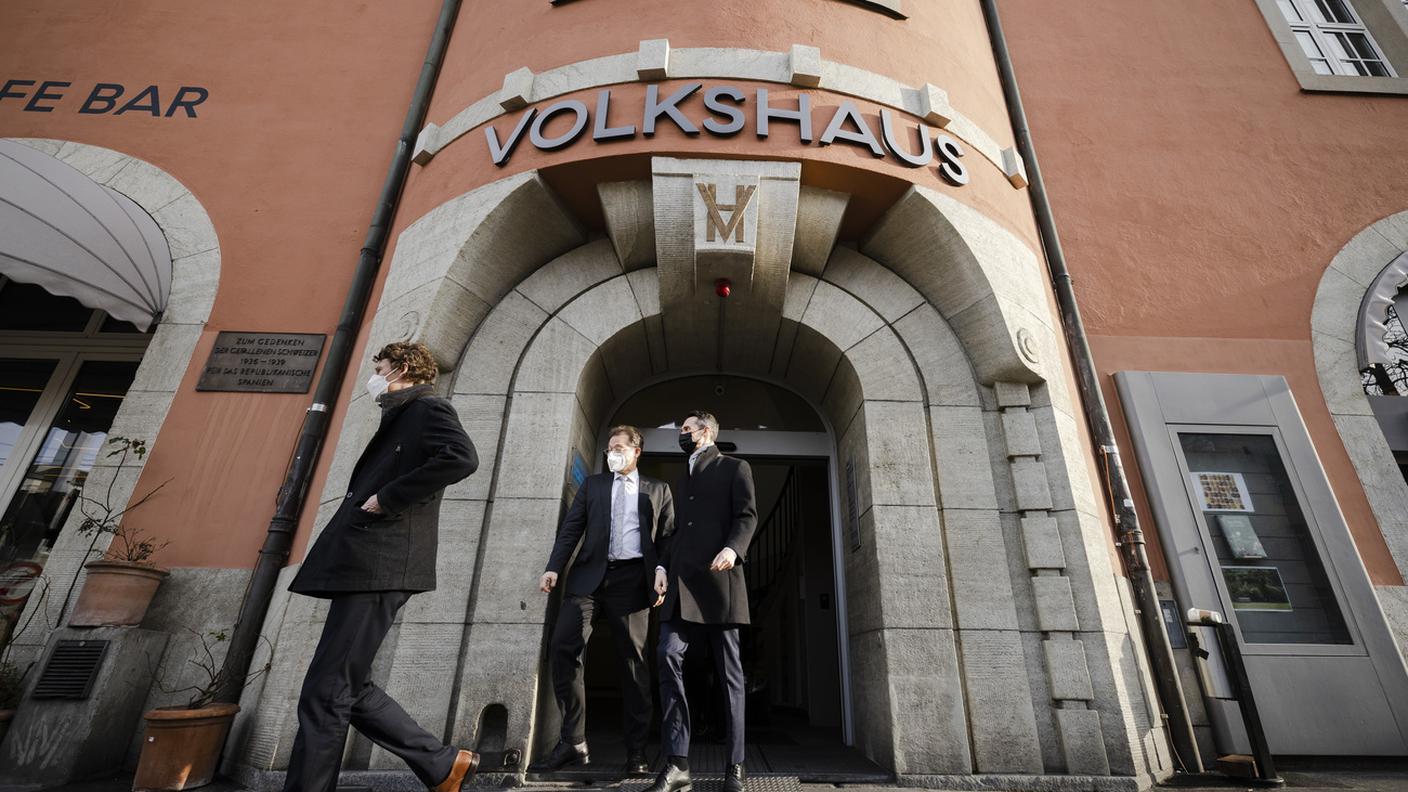 Il procuratore esce dal Volkshaus, dove si tiene il processo