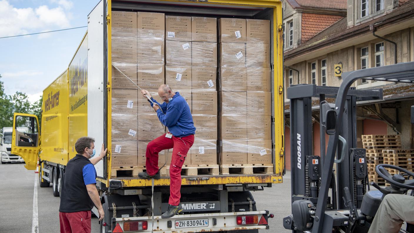 Camionate di mascherine arrivarono in Svizzera nella prima fase della pandemia