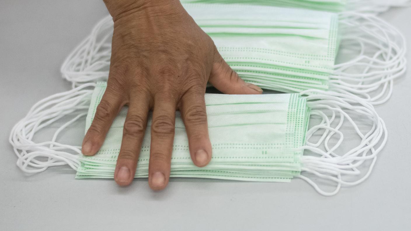 Di mascherine erano raccomandata una scorta a popolazione e servizi sociosanitari, ma la Svizzera venne sorpresa senza riserve strategiche a inizio pandemia