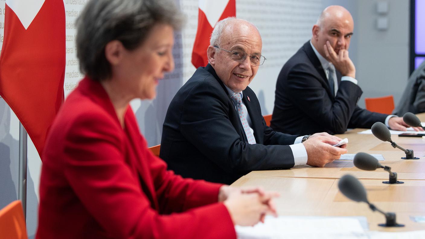 Simonetta Sommaruga, Ueli Maurer e Alain Berset, nella conferenza stampa del Governo a Berna per il commento agli esiti del voto