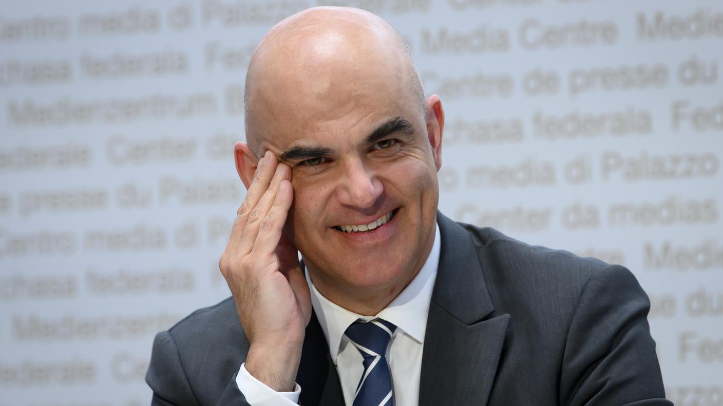 Alain Berset sorridente nella conferenza stampa in cui ha annunciato la fine di gran parte delle restrizioni
