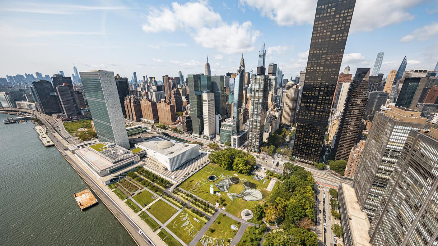 La sede ONU a New York nel settembre scorso, con le prato l'opera di Saype, regalo elvetico per i 75 anni dell'Organizzazione