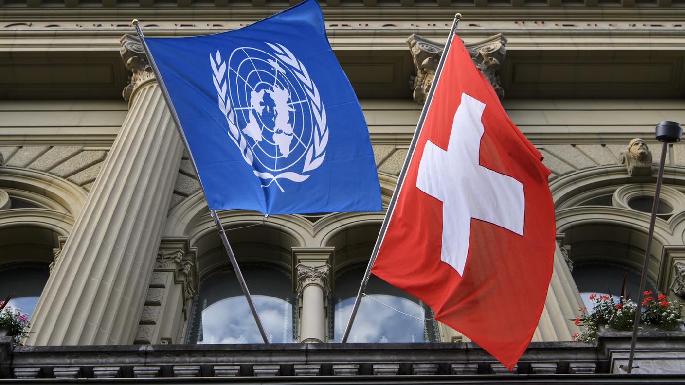 La bandiere dell'ONU e della Confederazione su Palazzo federale in occasione del 75mo delle Nazioni Unite