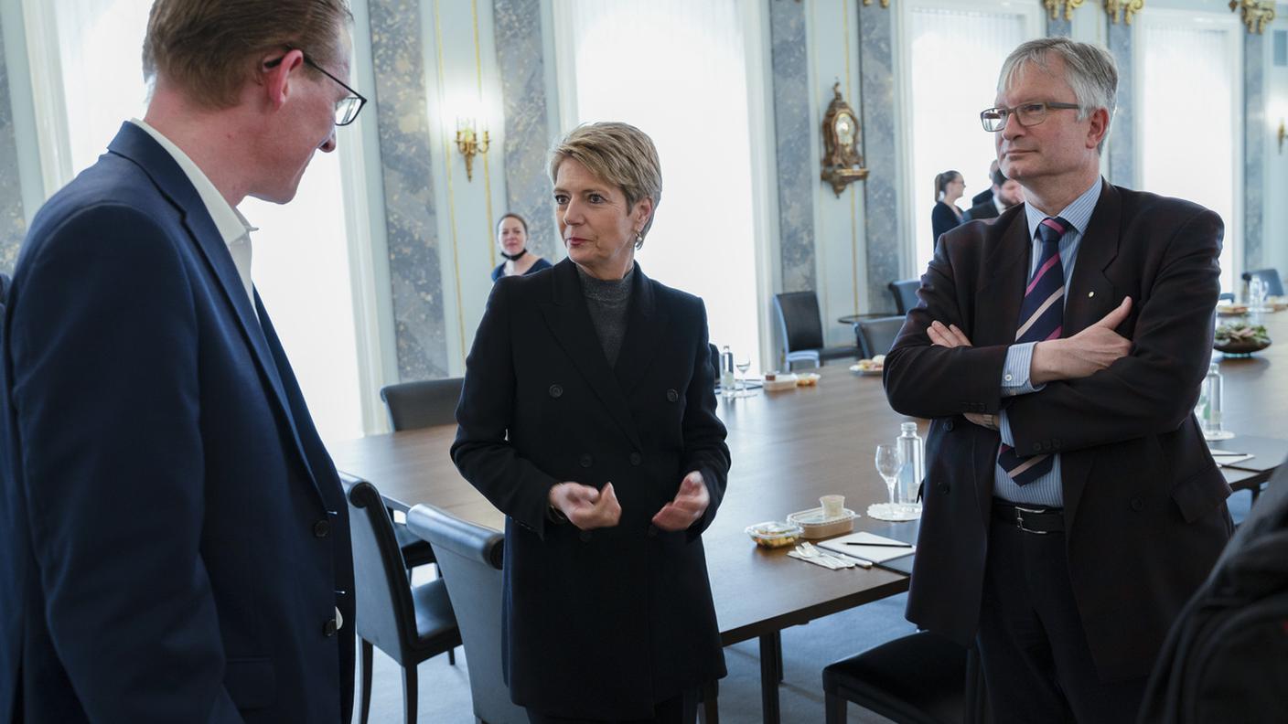 Wüthrich (presidente Travail.) Suisse, Keller-Sutter (consigliera federale) e Müller (dir. Unione svizzera imprenditori)