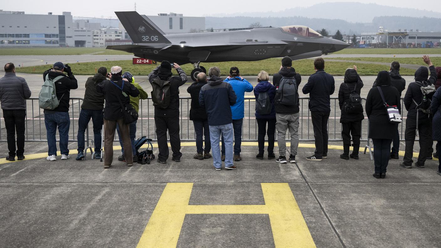 Folla di curiosi per l'arrivo dell'F-35 la scorsa settimana ad Emmen