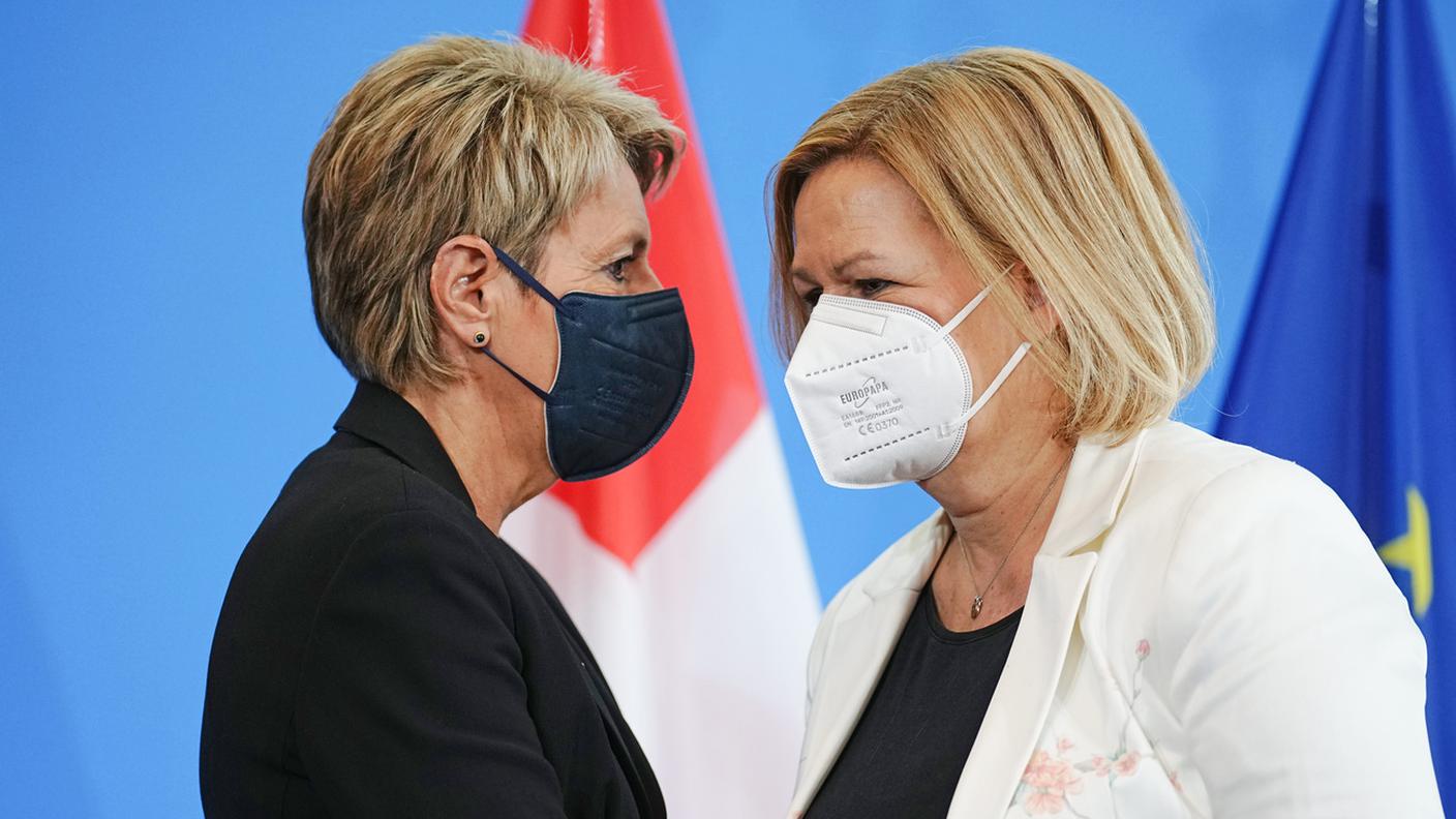 La consigliera federale Karin Keller-Sutter e la ministra dell'interno tedesca Nancy Faeser