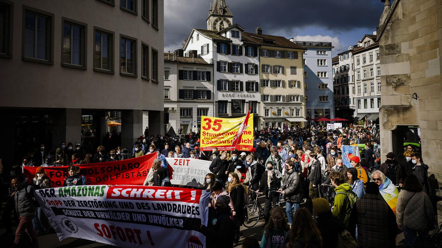 Il corteo di sabato 9 aprile a Zurigo