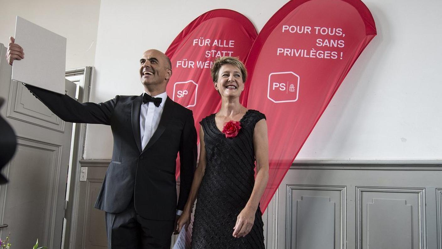 Simonetta Sommaruga e alla sua destra Alain Berset
