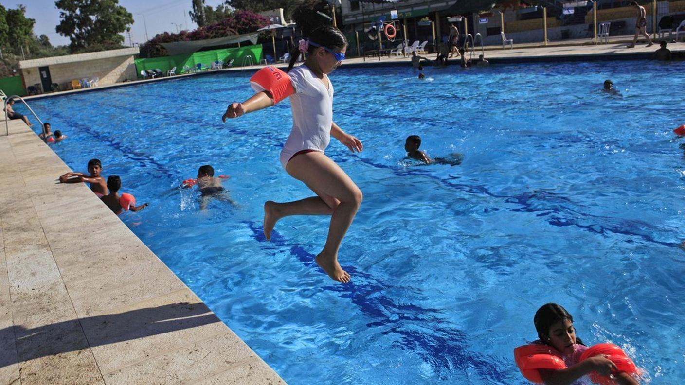 bambini piscina ky.JPG