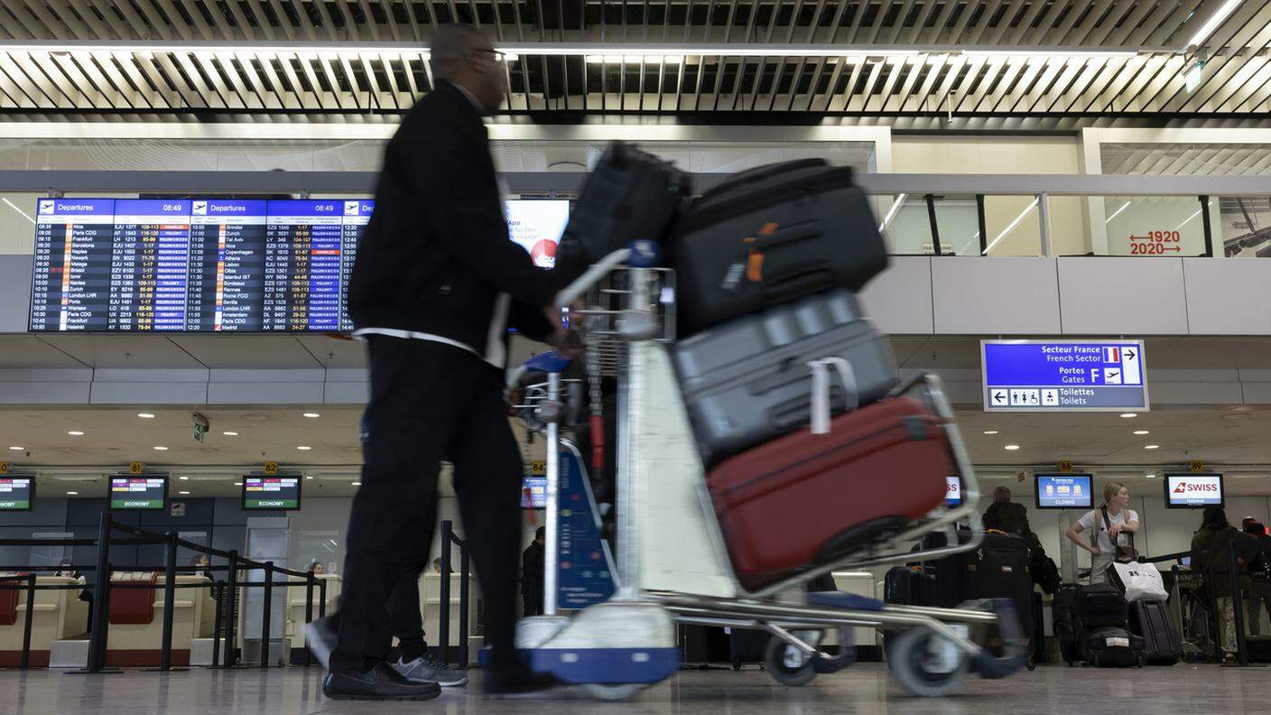 L'aeroporto di Ginevra raccomanda di tenere una mascherina, “non è obbligatoria all'aeroporto, ma certe compagnie aeree la chiedono"
