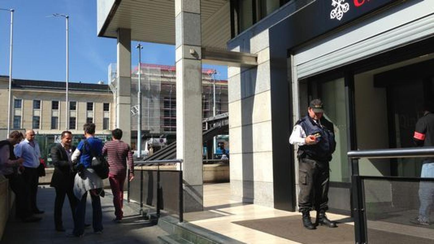 L'ingresso della banca presa di mira dai rapinatori, davanti alla stazione di Ginevra