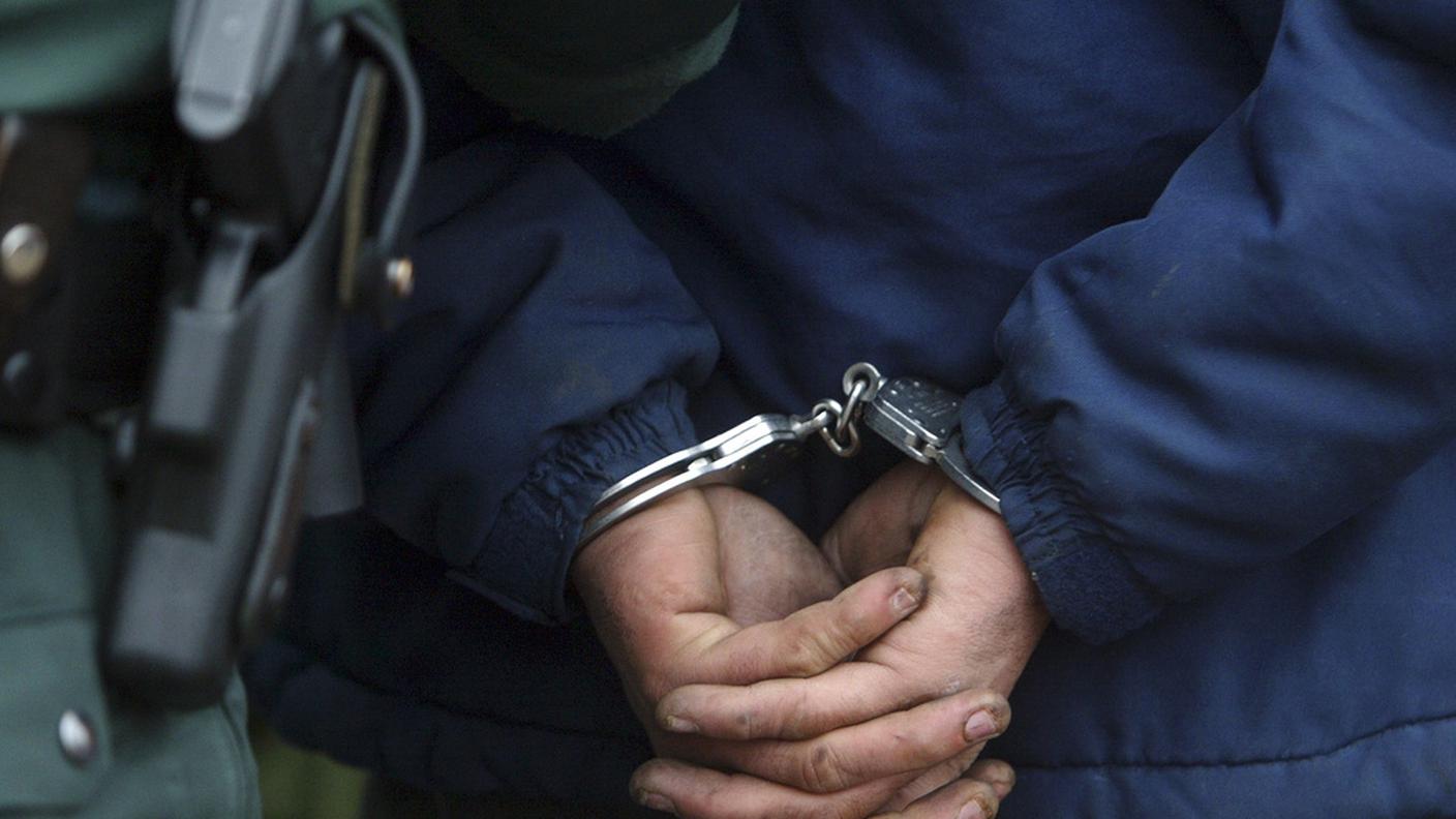 ky_criminale_manette_straniero.JPG