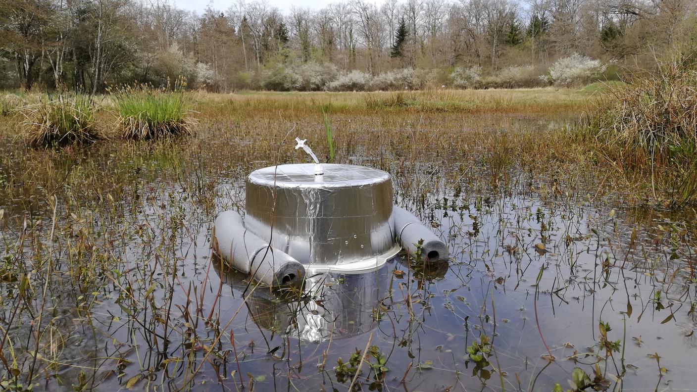 "Floating saucer", vincitrice categoria " Luoghi e strumenti" che mostra uno strumento che cattura la CO2 rilasciata in una palude