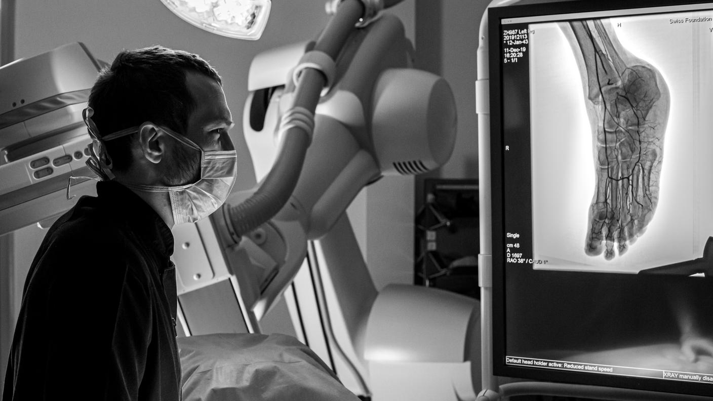 "From head to toe", uno specialista sta controllando un'iniezione in tempo reale