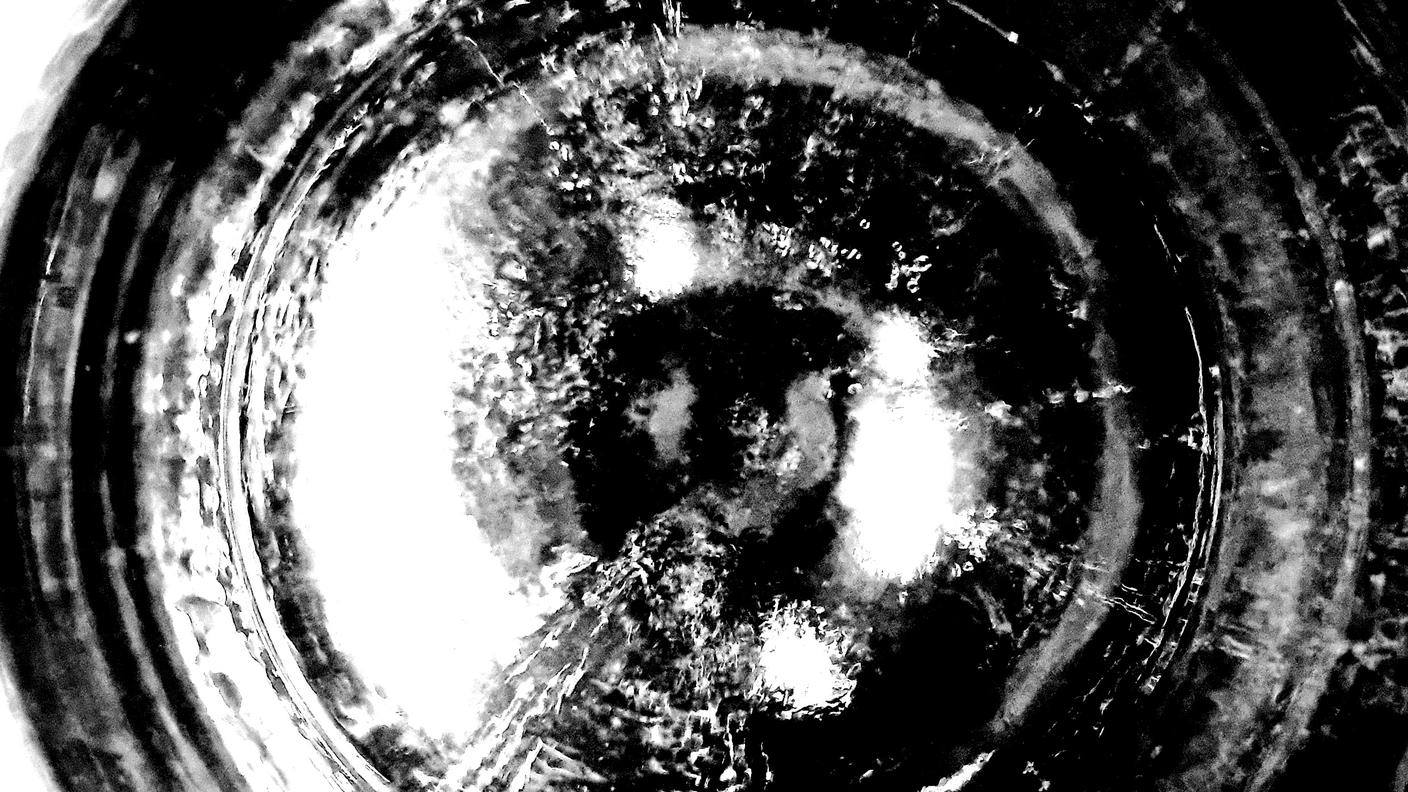"Look me in the eye" mostra l'immagine di un contenitore, con al suo interno azoto liquido a -196°C