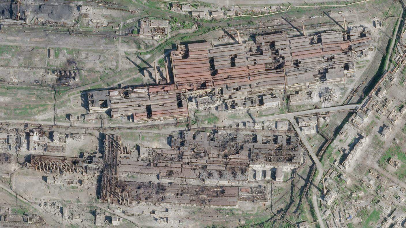Un'immagine ripresa dal satellite del complesso siderurgico assediato dalle forze russe