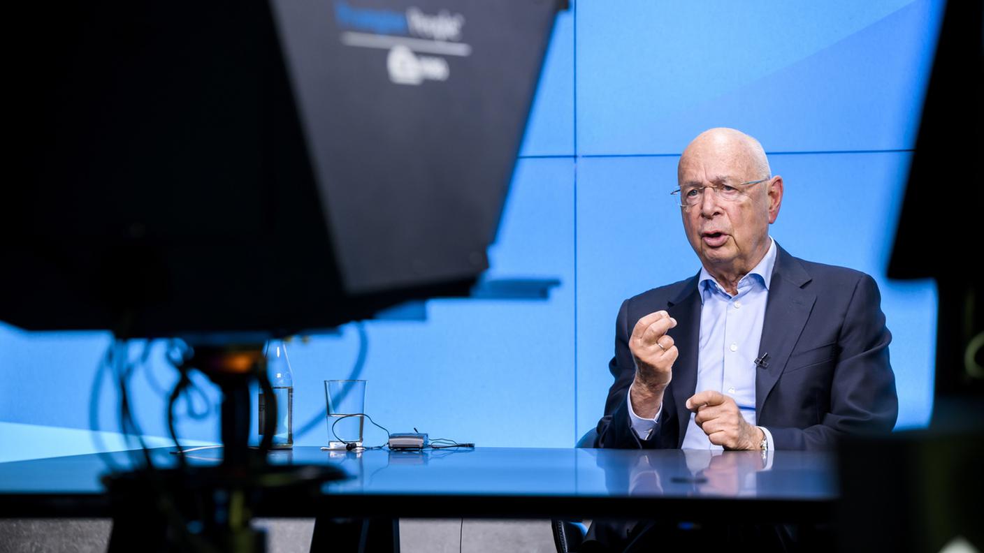 Il professor Klaus Schwab, storico fondatore del WEF, durante la videoconferenza di presentazione del Forum 2022