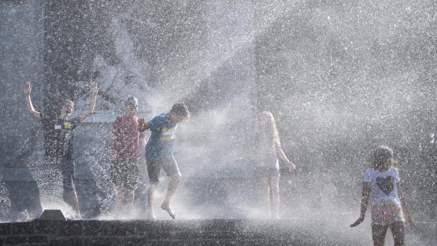 Ci si rinfresca come si può mentre le temperature continuano a salire