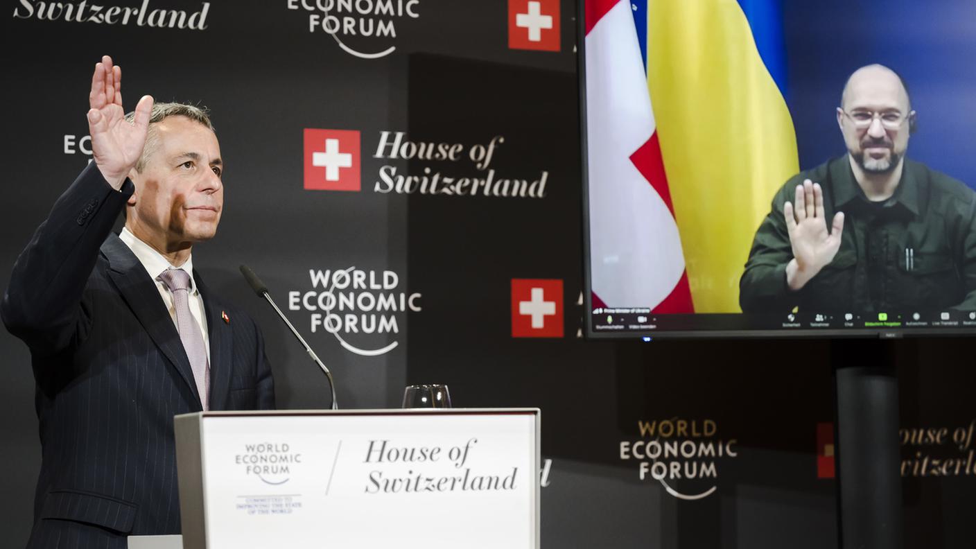 Cassis e il premier ucraino Denys Shmyhal, in collegamento video da Kiev, si salutano all'inizio della conferenza stampa congiunta svoltasi oggi nel quadro del WEF di Davos