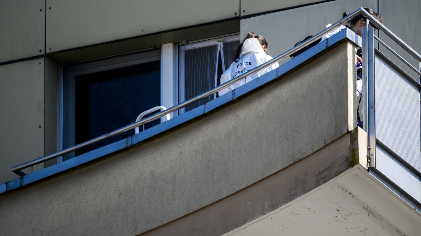 Il balcone dal quale lo scorso 24 marzo si è gettata la famiglia