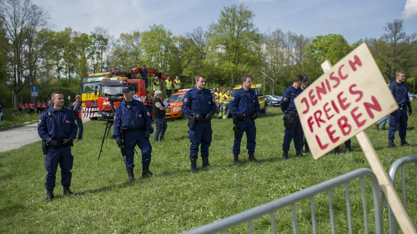 zingari nomadi jenisch sgombero Berna 24.4.2014 ky.JPG
