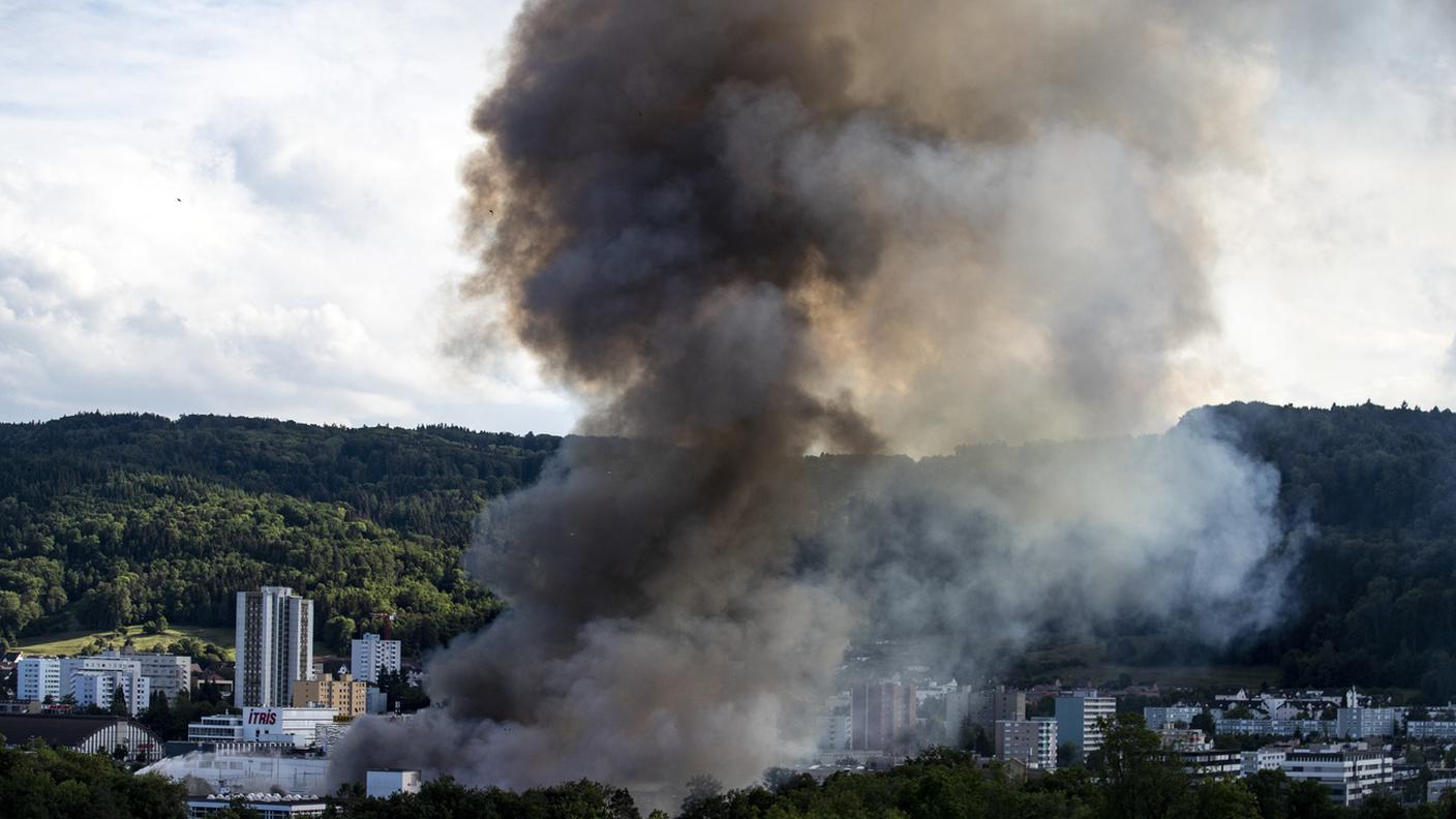 Una colonna di fumo visibile da chilometri di distanza
