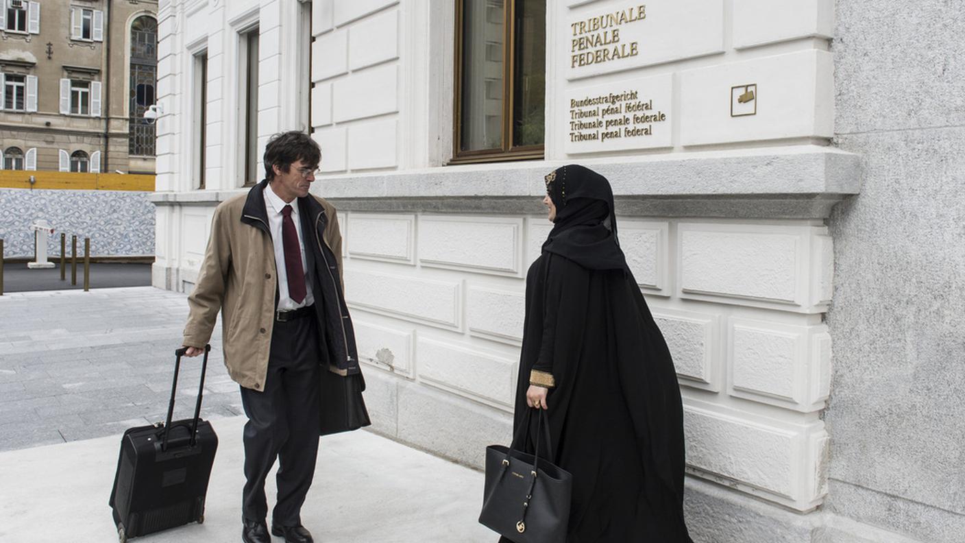 La moglie dell'imputato principale insieme al suo avvocato, Thomas Wenger, lunedì a Bellinzona