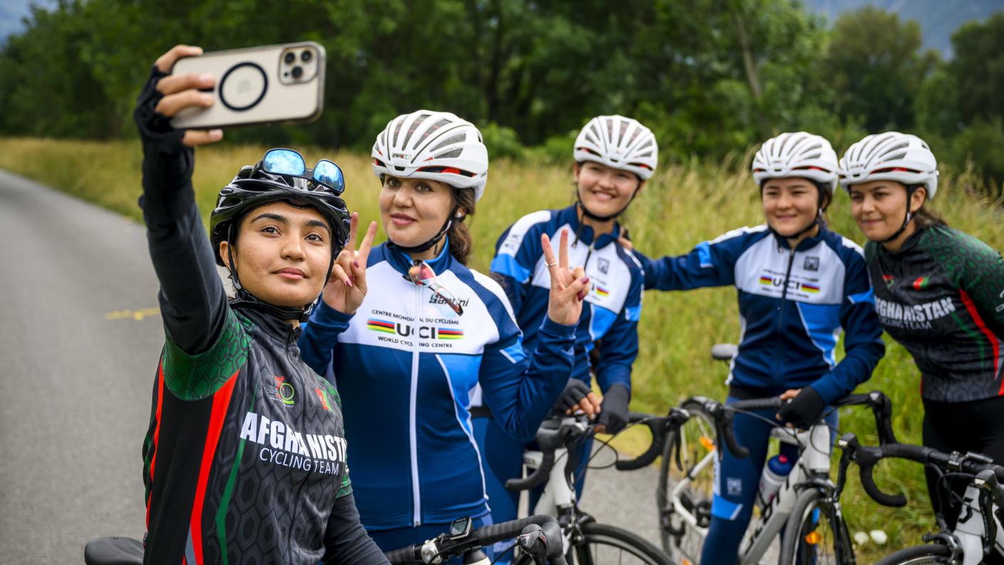 Una di loro il 23 ottobre indosserà la maglia di campionessa afghana di ciclismo su strada 2022