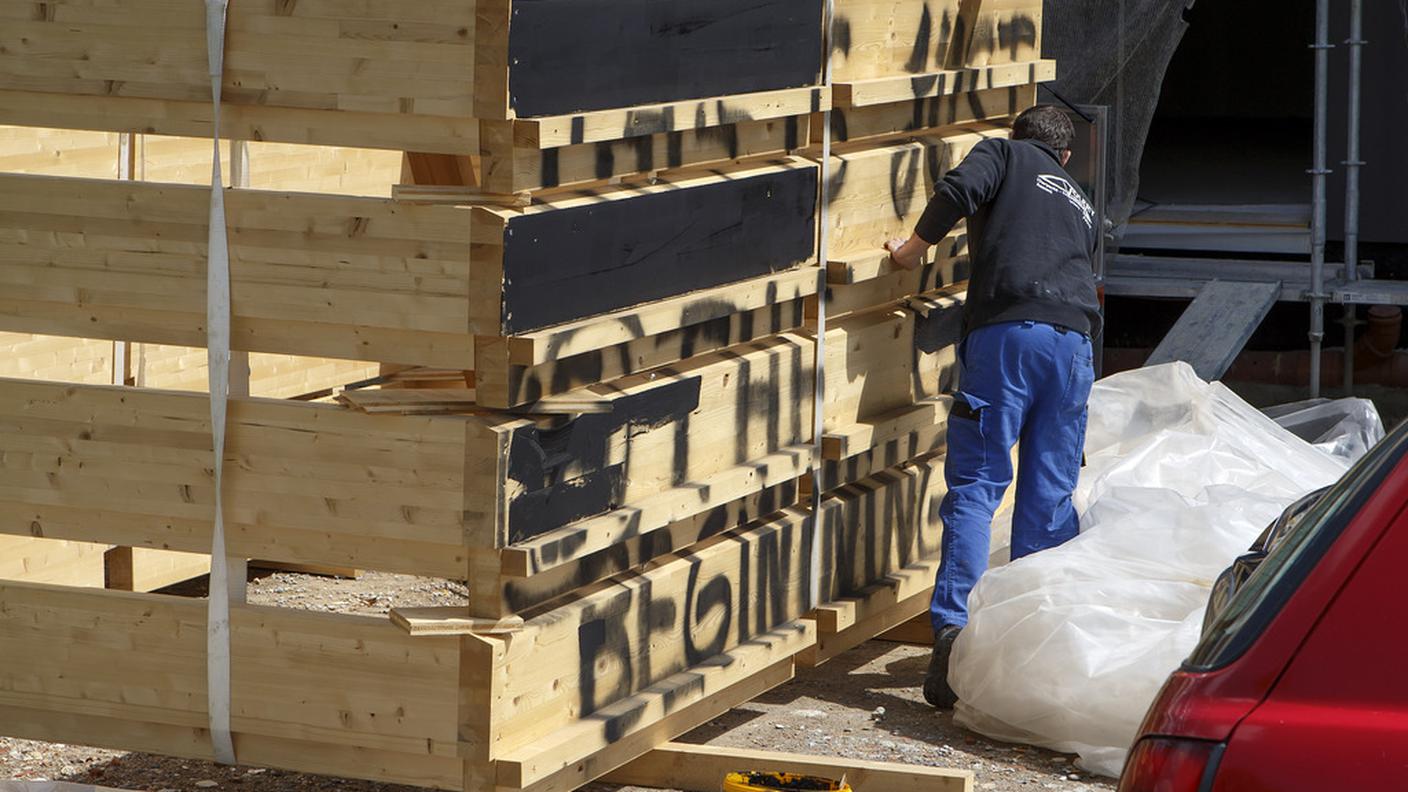 Un operaio cancella le scritte neonazi al cantiere di Payerne (keystone).JPG