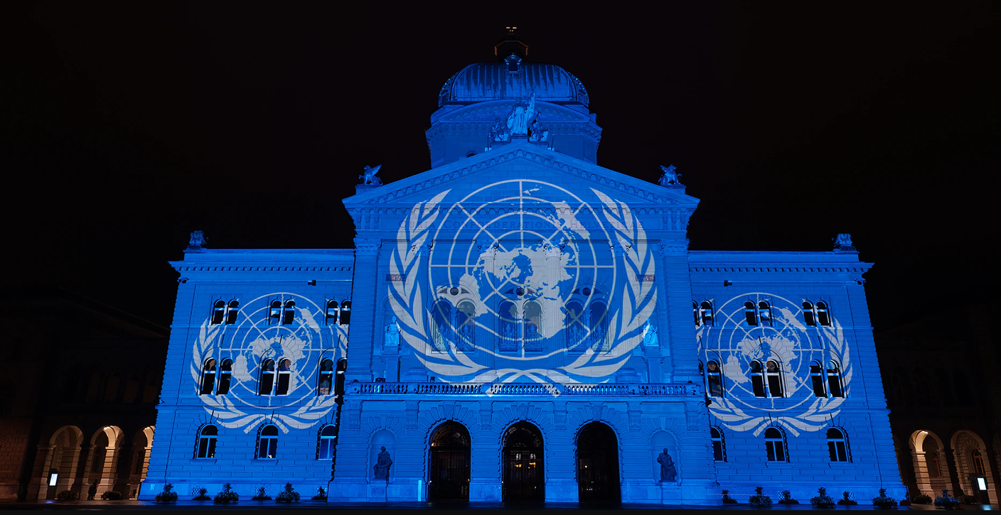Nel segno dell'impegno elvetico per il multilateralismo: i colori delle Nazioni Unite proiettati su Palazzo federale