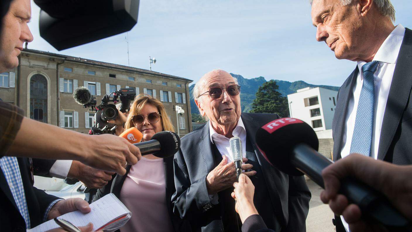 Blatter al suo arrivo al TPF nel primo giorno del processo