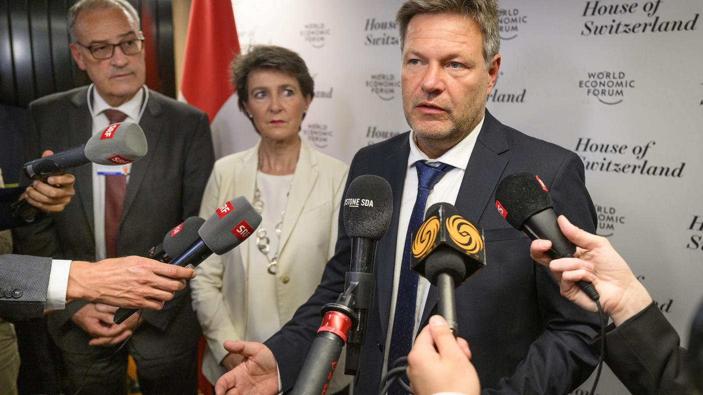 Simonetta Sommaruga e Guy Parmelin con il ministro tedesco Robert Habeck