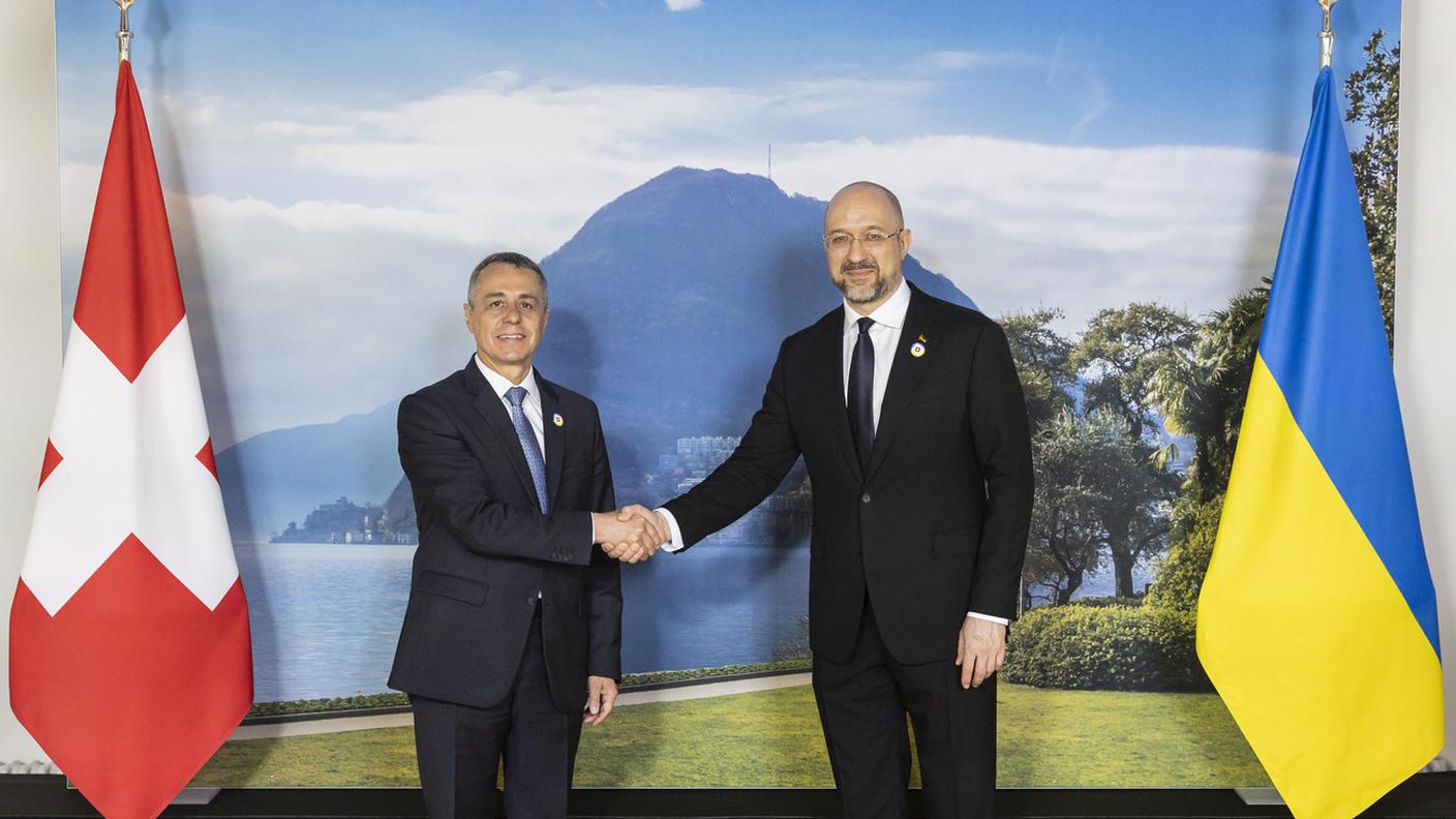 Il presidente della Confederazione Ignazio Cassis qui, all'apertura della Conferenza di Lugano, con il premier ucraino Denys Shmyhal