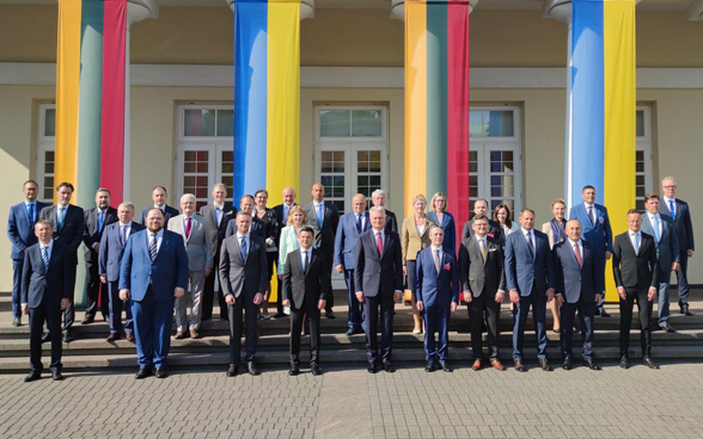 Foto di gruppo fra statisti a Vilnius, un anno fa, per la quarta Conferenza sull'Ucraina. Al termine di quell'edizione Ignazio Cassis assunse a nome della Svizzera, e nell'ottica di Lugano 2022, la presidenza dell'URC